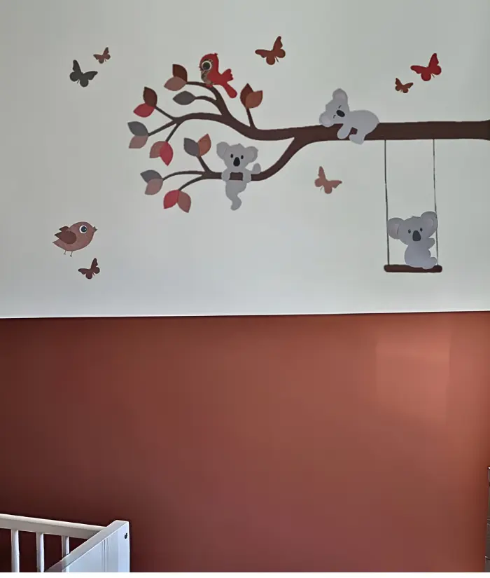 Terracotta babykamer met koalatak muurdecoratie